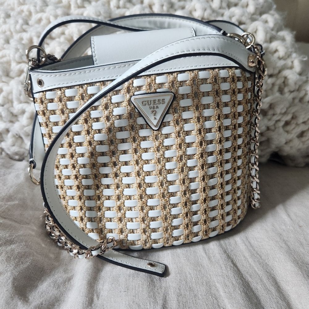 NWOT GUESS ATALIA RAFFIA CROSSBODY BUCKET. Flawed See Below - Picture 11 of 11
